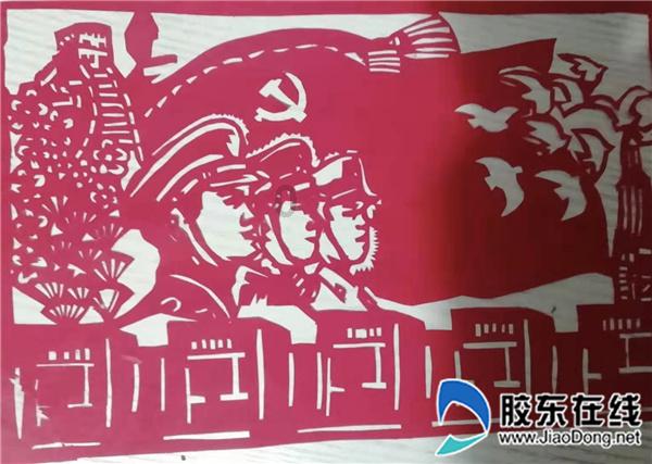 秦岚穿牛仔衬衫头烫卷毛 怀抱宠物狗又美又A